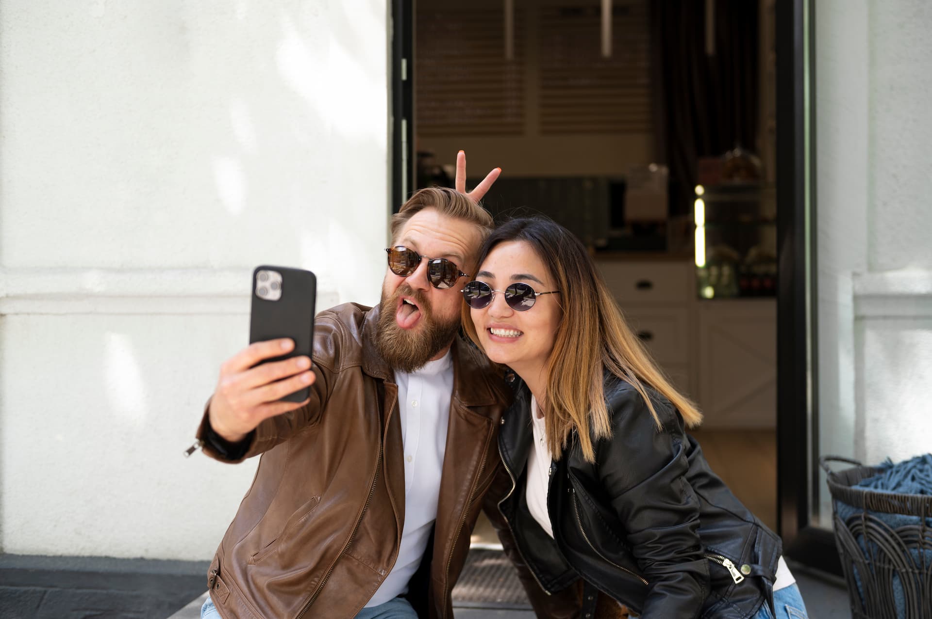 dos personas sacando una selfie